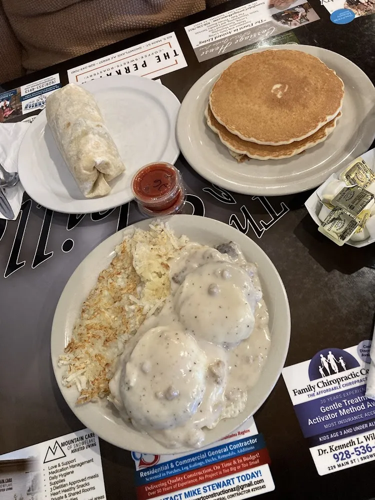 Biscuits and Gravy with Hashbrowns